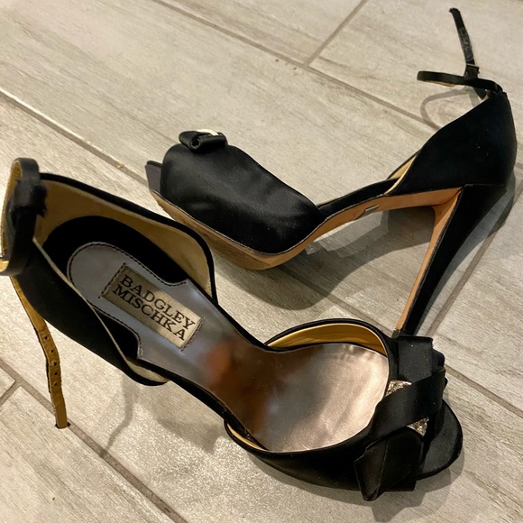 Gorgeous Badgely Mischka Strap Satin Heels 6.5 - Picture 7 of 8